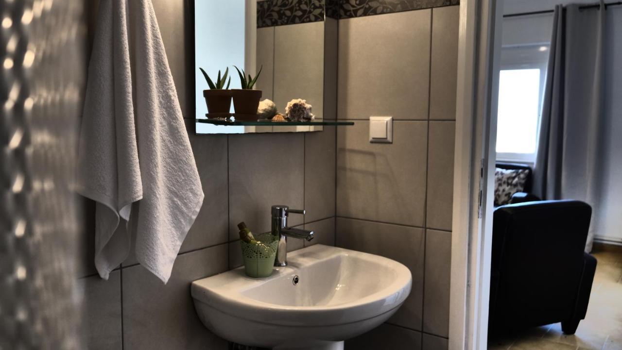 Thea Apartment Agia Marina  ภายนอก รูปภาพ
